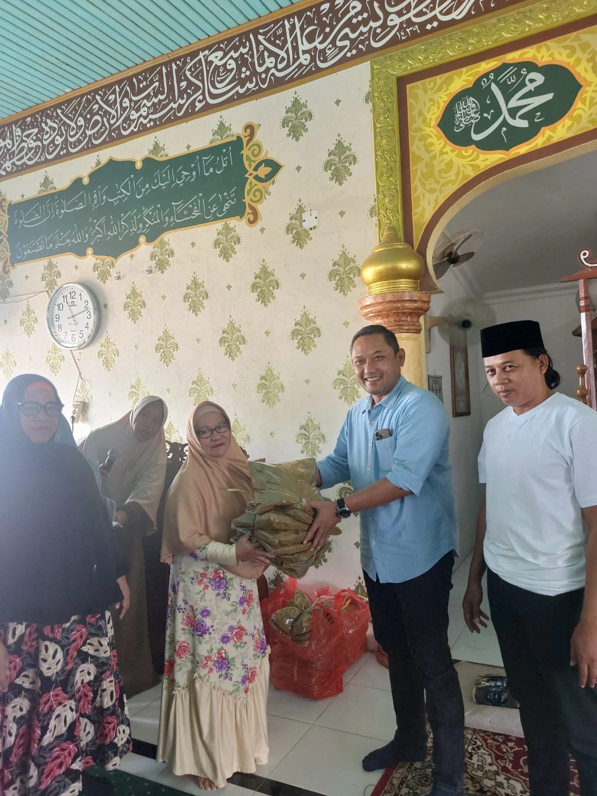 Seno Aji Silahturahmi Dengan Masyarakat Desa Separi Sekaligus Serahkan Bantuan